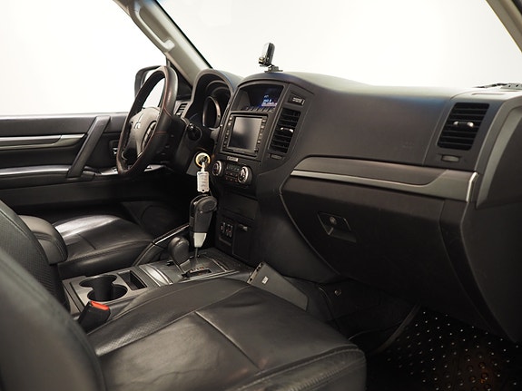 Mitsubishi Pajero 13 of 30