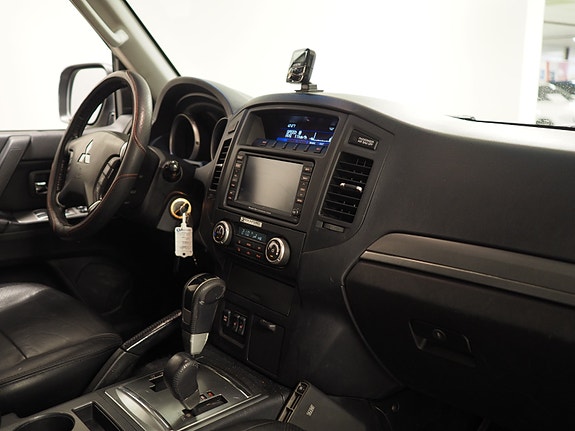 Mitsubishi Pajero 14 of 30