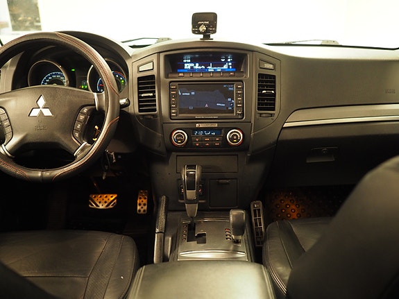Mitsubishi Pajero 15 of 30