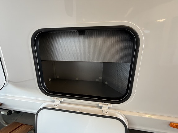 Rapido I196 M Distinction // Mercedes // 9 trins automat // 170 HK // Alde // 28 of 29