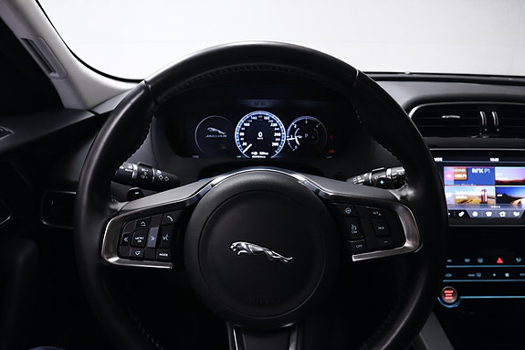Jaguar F-PACE 12 of 21