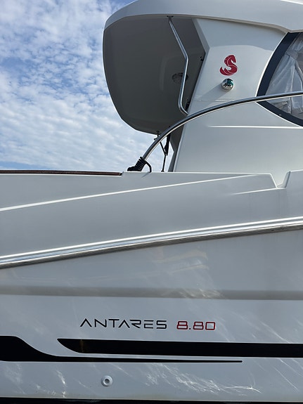 Beneteau Antares 880, 300 HK YAMAHA V6 fra 2024 kun gått 55 timer. 2 lugarer. 5 of 5