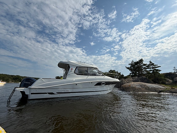 Beneteau Antares 880, 300 HK YAMAHA V6 fra 2024 kun gått 55 timer. 2 lugarer. 2 of 5