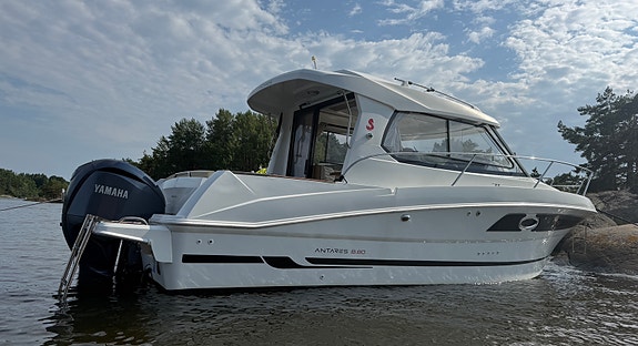 Beneteau Antares 880, 300 HK YAMAHA V6 fra 2024 kun gått 55 timer. 2 lugarer. 4 of 5