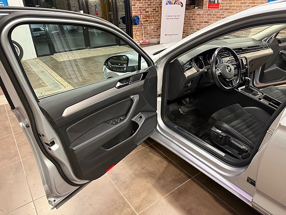 Volkswagen Passat 22 of 30