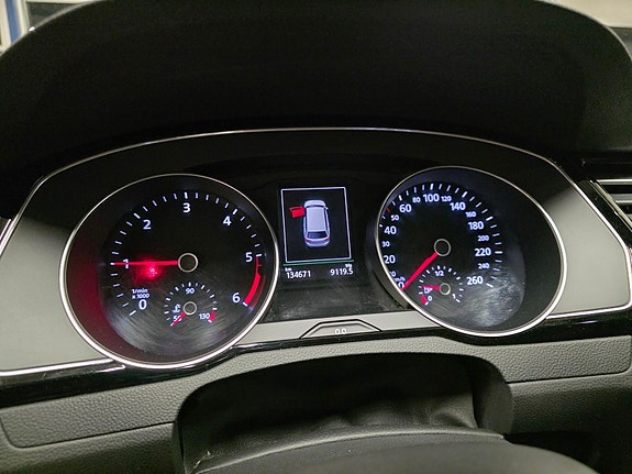 Volkswagen Passat 16 of 23