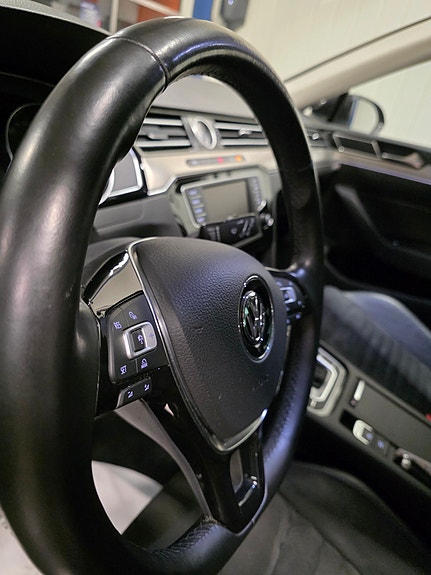 Volkswagen Passat 10 of 23