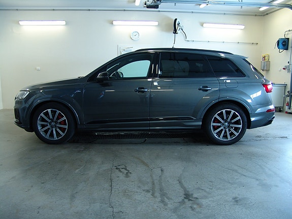 Audi Q7 2 of 5