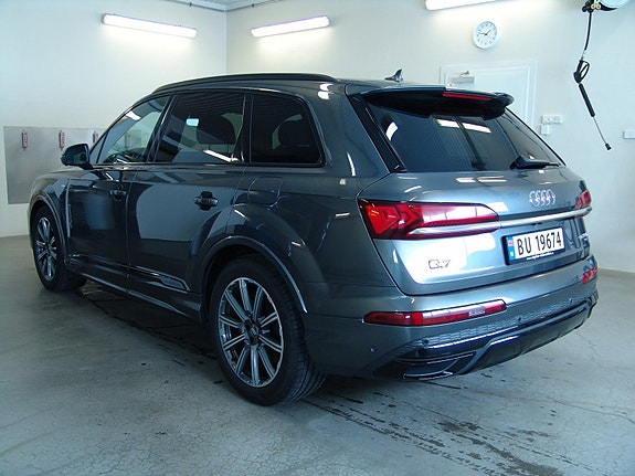 Audi Q7 3 of 5