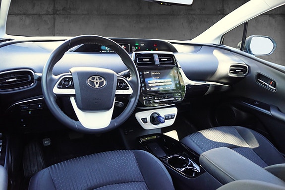 Toyota Prius 12 of 30