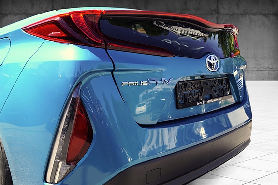 Toyota Prius 8 of 30