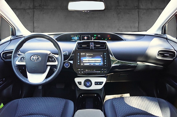 Toyota Prius 13 of 30