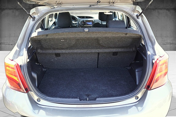 Toyota Yaris 8 of 30
