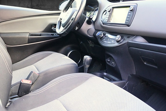 Toyota Yaris 13 of 30