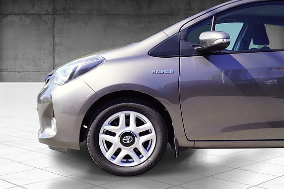 Toyota Yaris 4 of 30