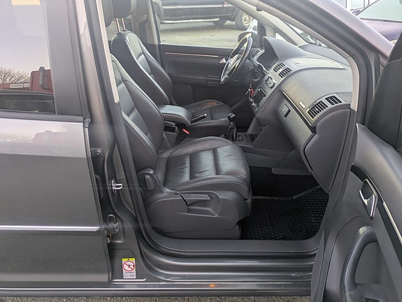 Volkswagen Touran 17 of 27