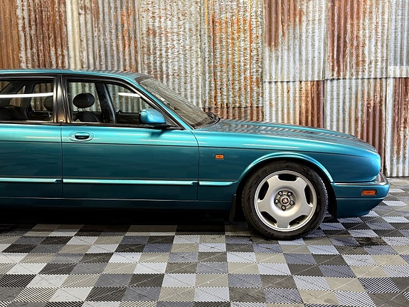 Jaguar XJR 4 of 5