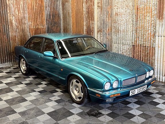 Jaguar XJR 2 of 5