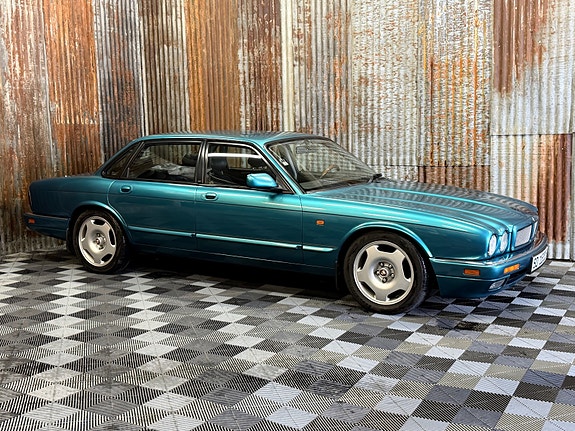 Jaguar XJR 3 of 5