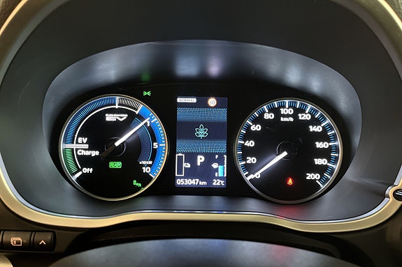 Digitalt instrumentpanel med EV-display og full kjørecomputer.
