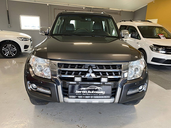 Mitsubishi Pajero 2 of 5