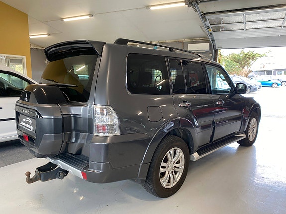 Mitsubishi Pajero 4 of 5