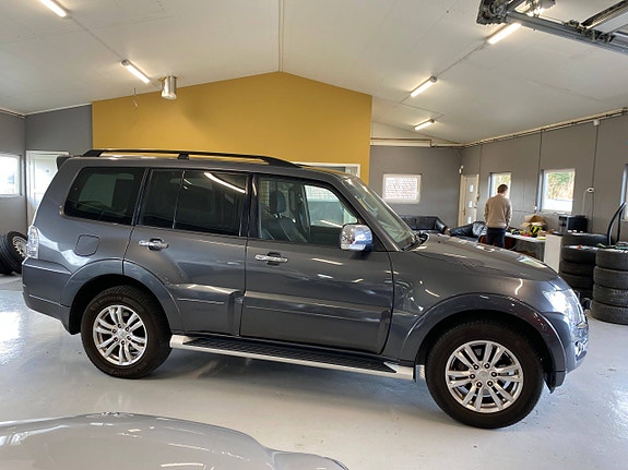 Mitsubishi Pajero 3 of 5