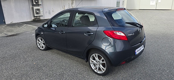 Mazda 2 4 of 5