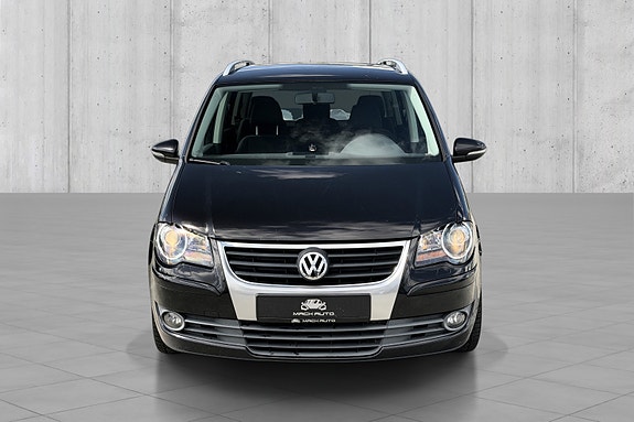 Volkswagen Touran 2 of 5