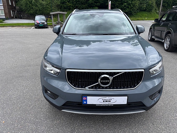 Volvo XC40 2 of 5