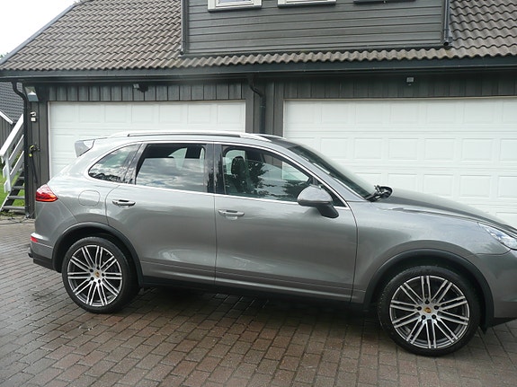 Porsche Cayenne 3 of 5