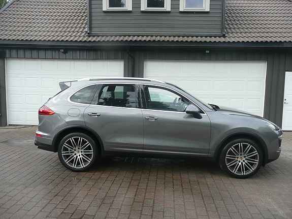 Porsche Cayenne 2 of 5