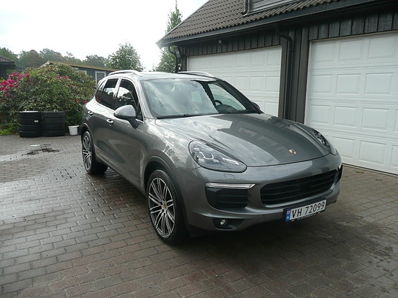 Porsche Cayenne 4 of 5