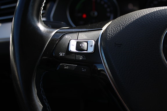Volkswagen Passat 14 of 30