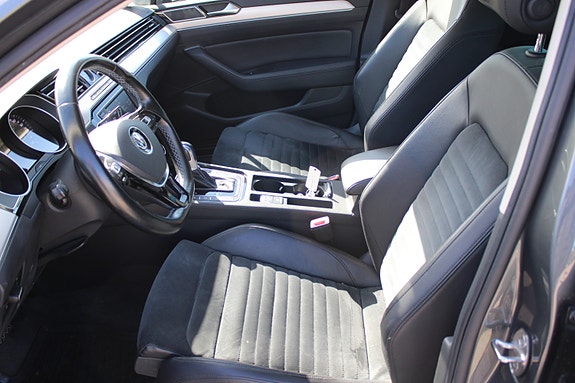 Volkswagen Passat 12 of 30