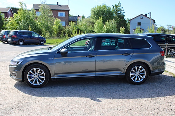 Volkswagen Passat 4 of 30