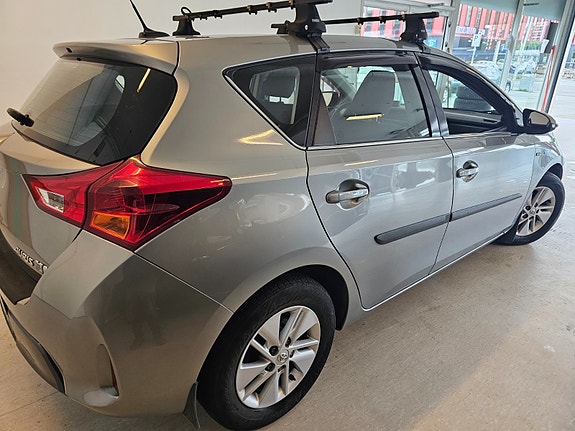 Toyota Auris 4 of 5
