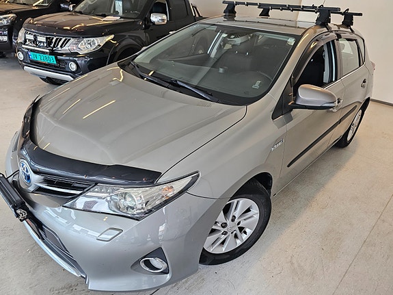 Toyota Auris 2 of 5