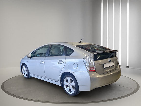 Toyota Prius 4 of 5
