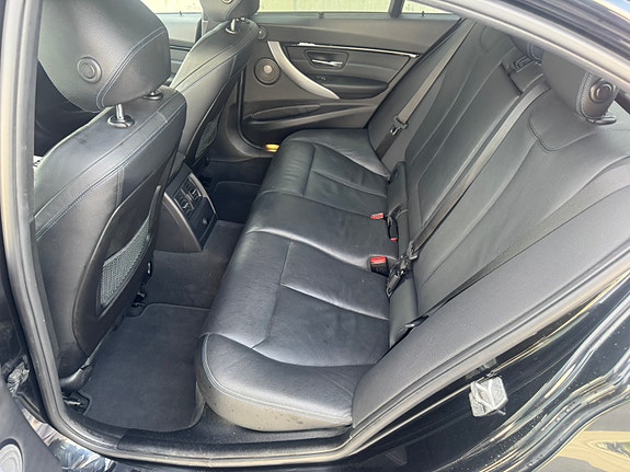 BMW 330e 14 of 28