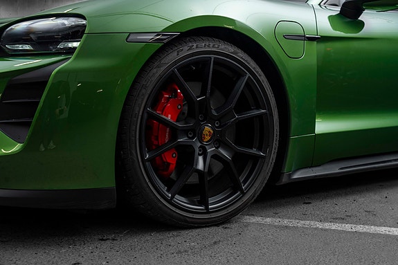 Porsche Taycan Sport Turismo 3 of 5