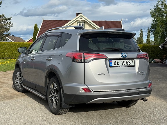 Toyota RAV4 4 of 5