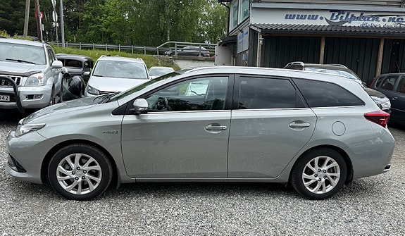 Toyota Auris 2 of 5