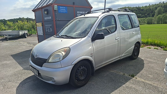 Toyota Yaris Verso 3 of 5