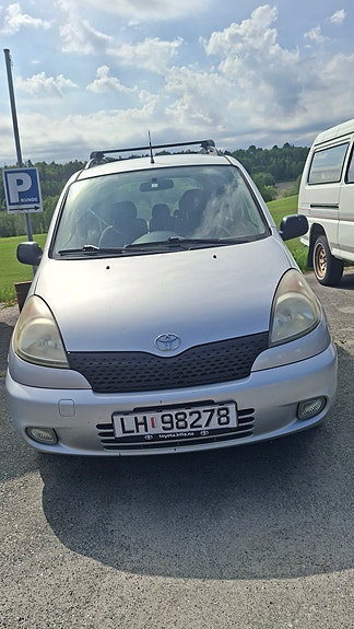 Toyota Yaris Verso 2 of 5