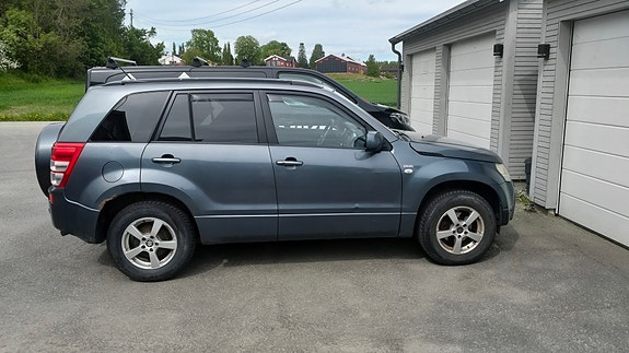 Suzuki Grand Vitara 3 of 5
