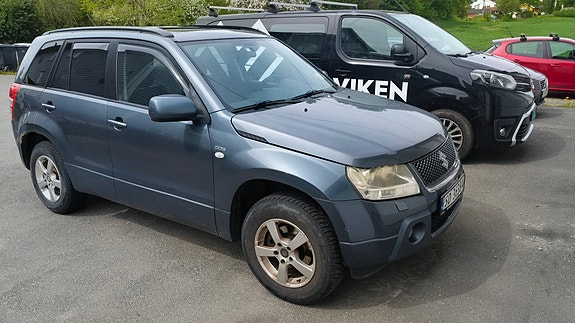 Suzuki Grand Vitara 2 of 5