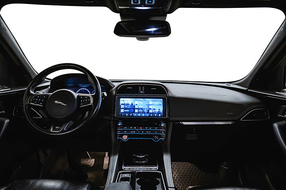 Jaguar F-PACE 4 of 5