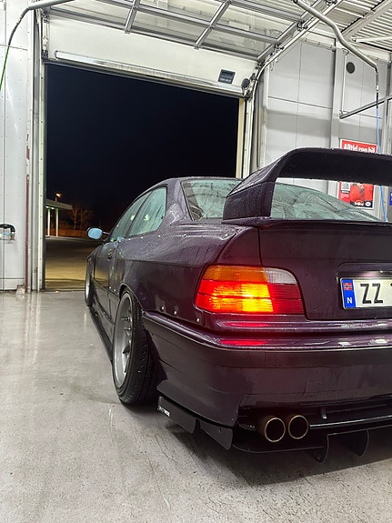 BMW 325i 4 of 5