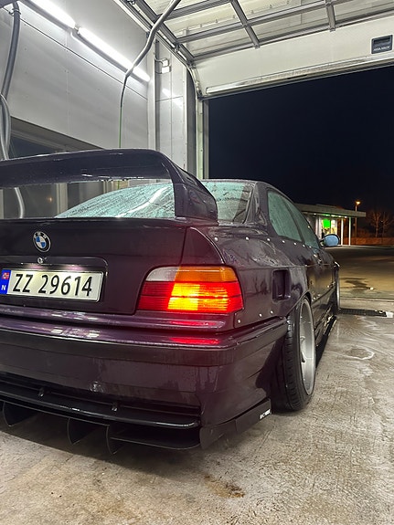 BMW 325i 3 of 5